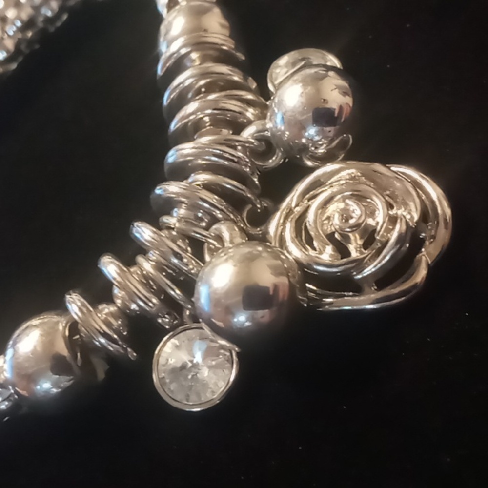 Rose beaded & crystal charms mesh bracelet. - Picture 5 of 6